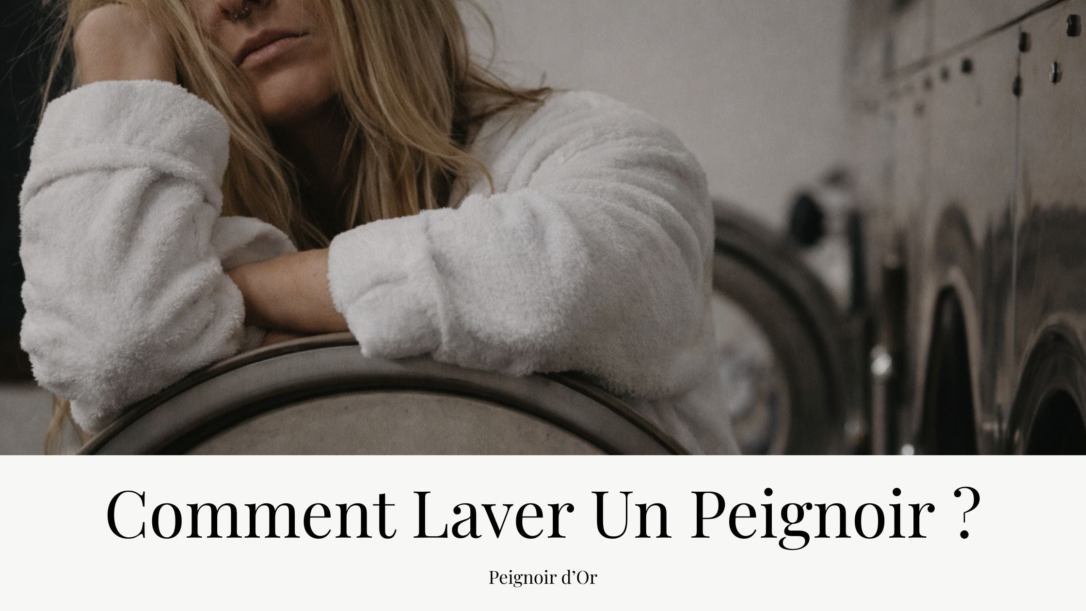 Femme en peignoir appuyée sur le hublot d'une machine à laver