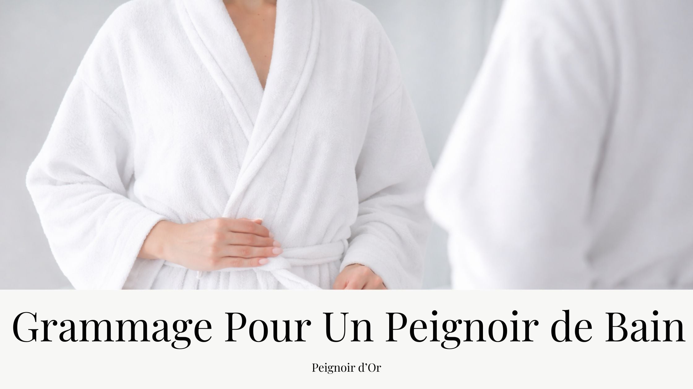 Femme qui se regarde dans un miroir avec son peignoir