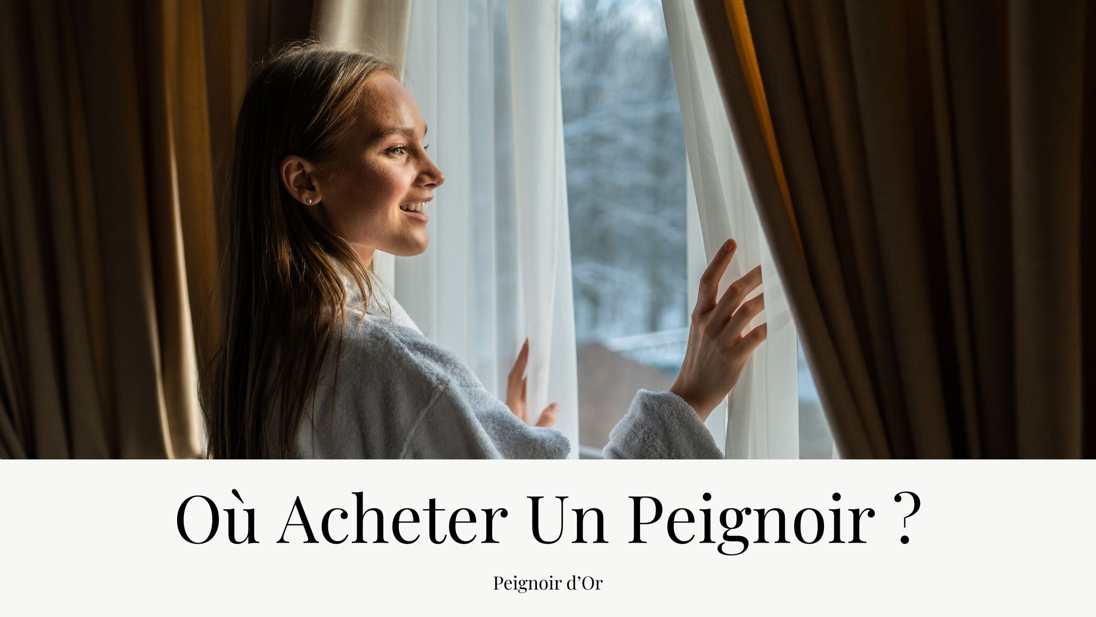 Femme en peignoir blanc qui regarde par la fenêtre