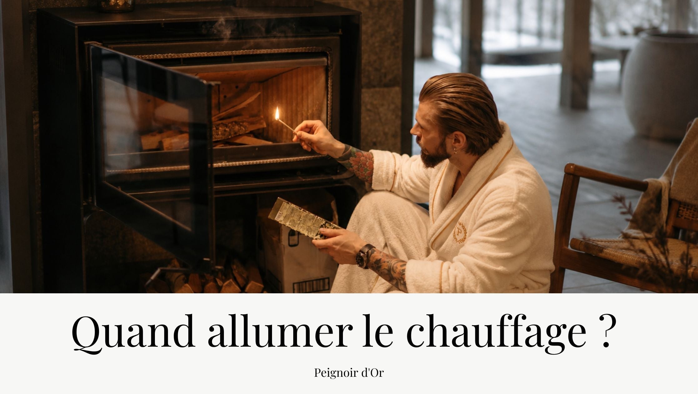 Homme en peignoir devant une cheminée allumant un feu pour rester au chaud avant de mettre le chauffage en route.
