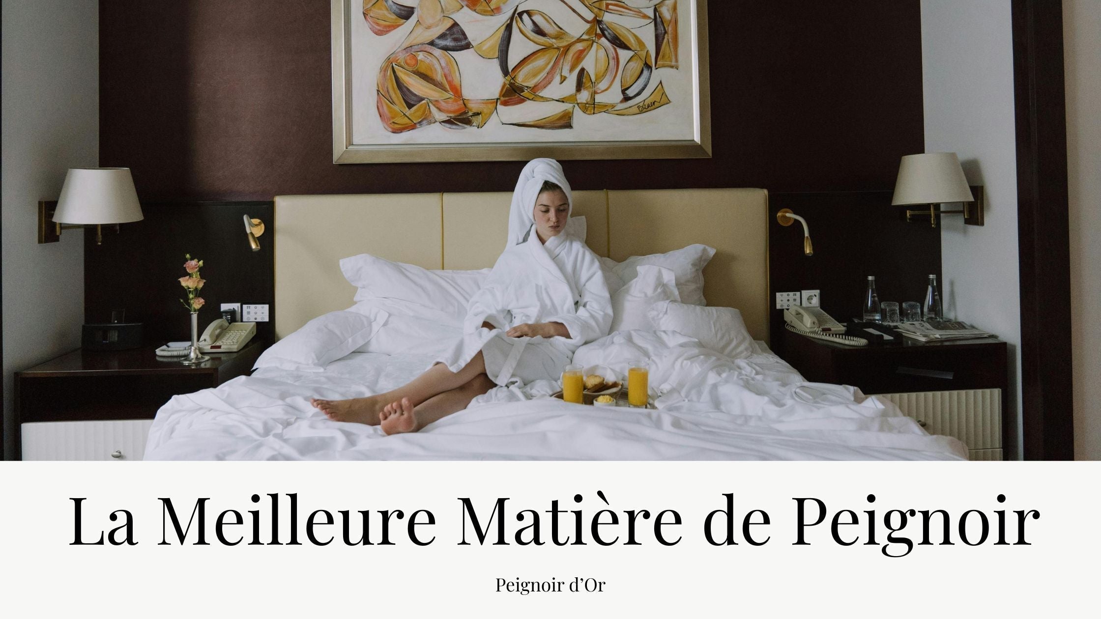 Femme dans sa chambre d'hotel en peignoir