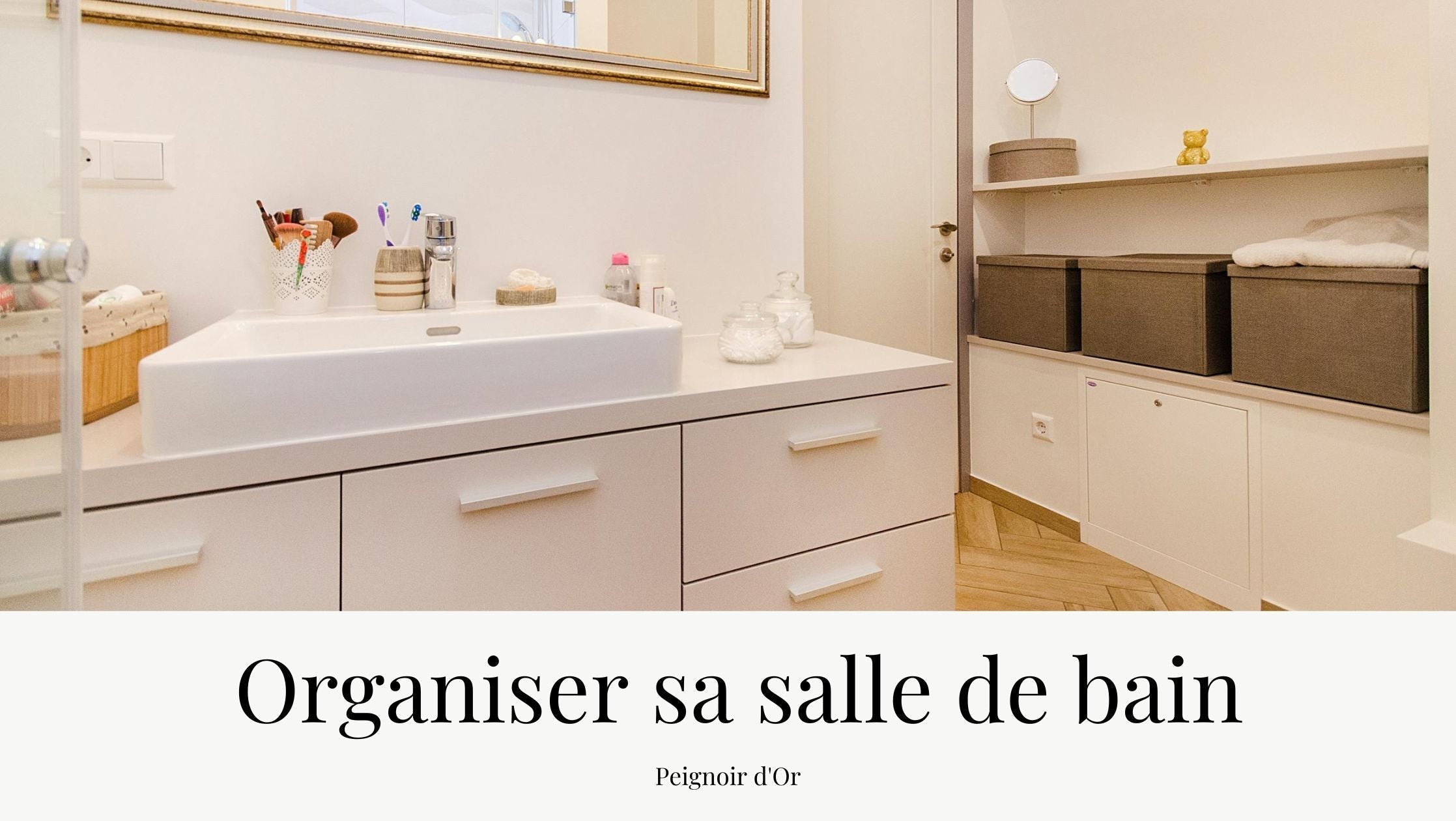 Salle de bain moderne et bien organisée avec rangements intégrés et meuble vasque blanc