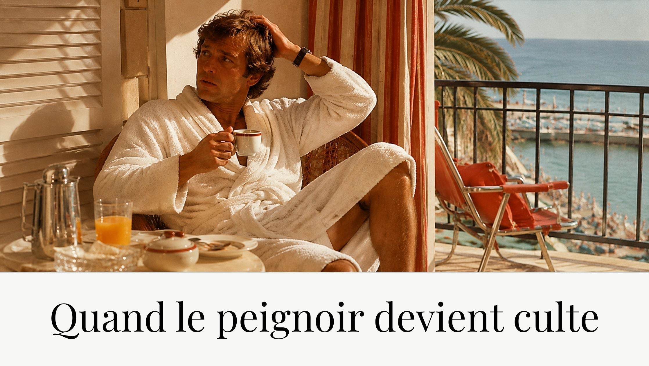 Homme en peignoir blanc sur un balcon face à la mer dans une ambiance vintage inspirée des vacances françaises des années 70.