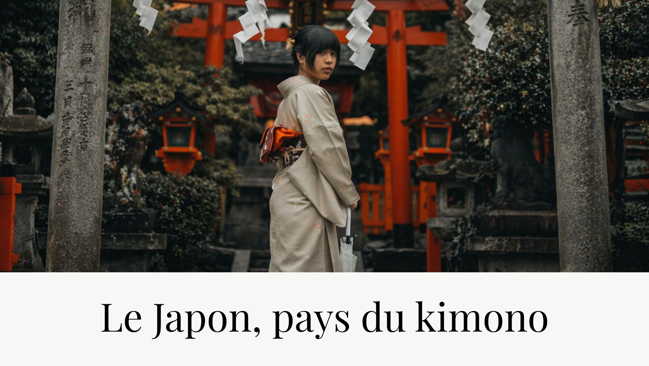 Kimono japonais femme porté devant un temple, tenue japonaise traditionnelle élégante
